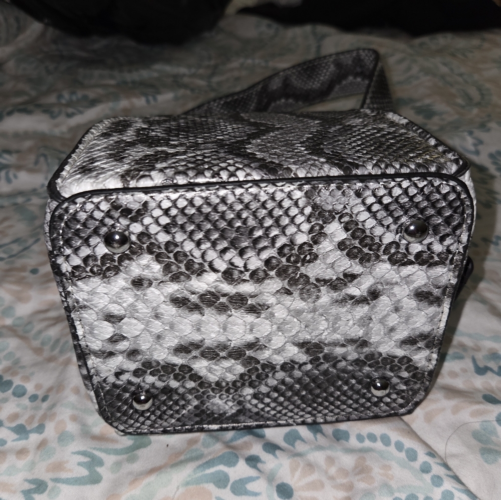 Snakeskin Patterned Handbag - Picture 3 of 3